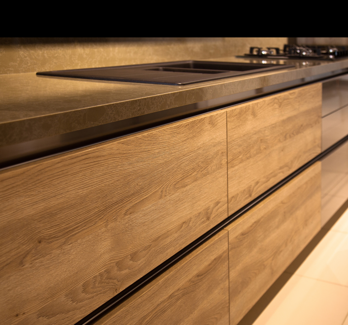 우드 재질 주방 카운터 사진