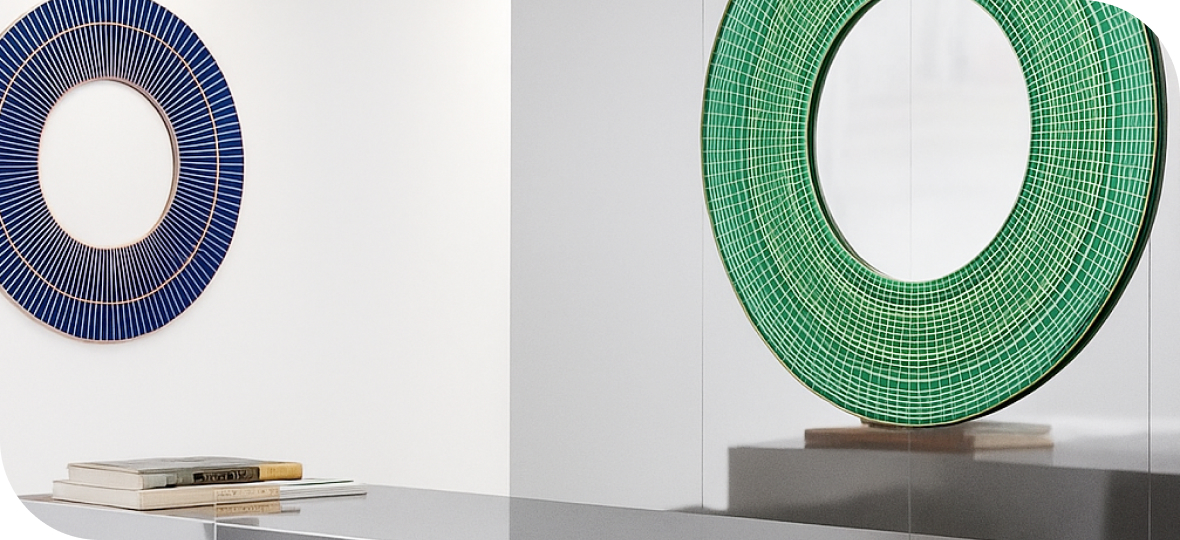 벽면 위 도넛 모양의 초록, 파랑 패턴 장식물 사진