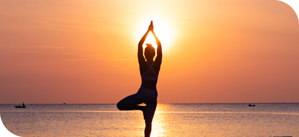 해지는 해변에서 요가 사진