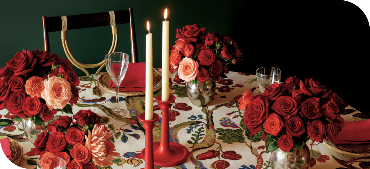 레드 컬러 컨셉 테이블 위 장미 화병, 촛대, 와인잔 사진