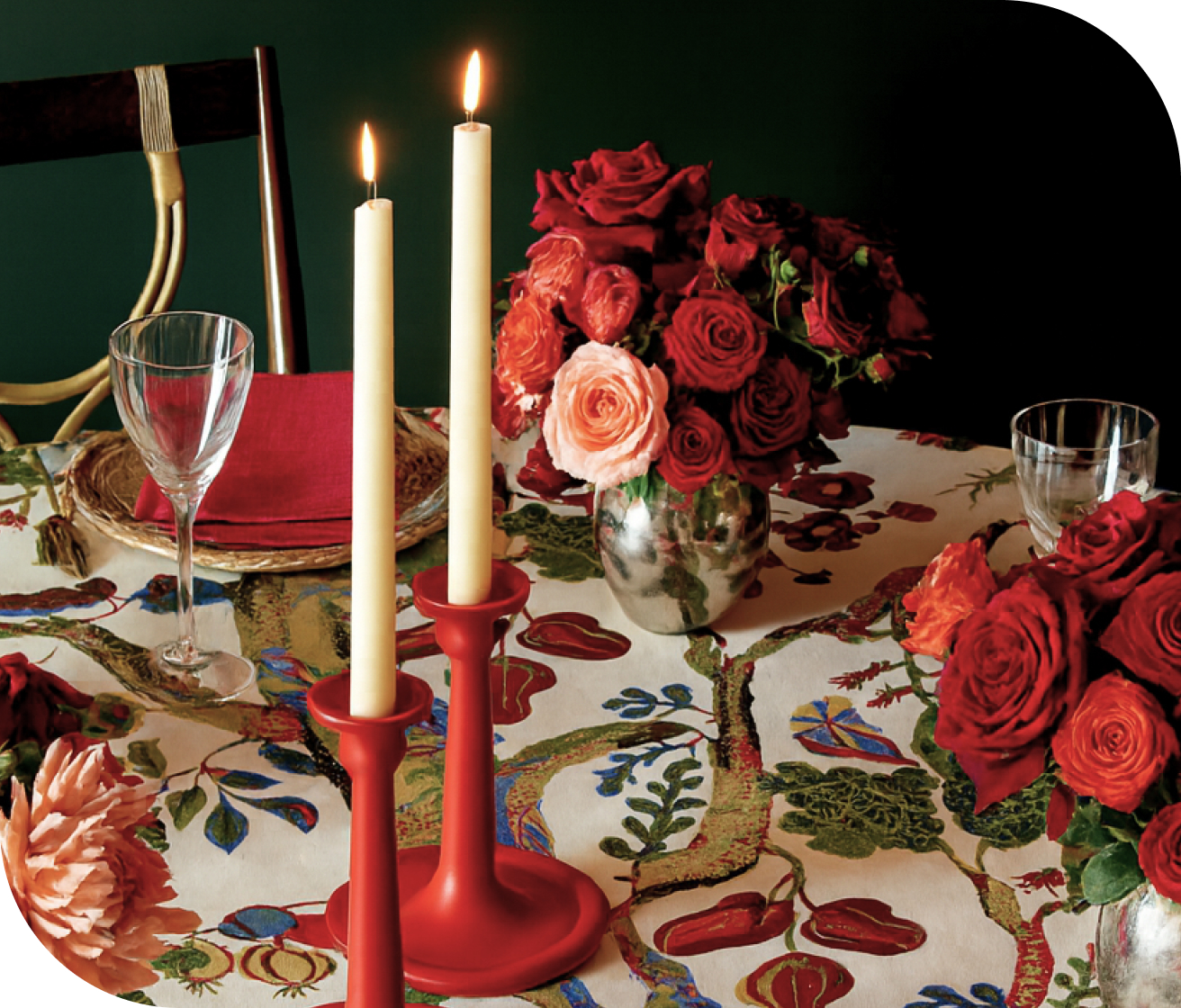 레드 컬러 컨셉 테이블 위 장미 화병, 촛대, 와인잔 사진