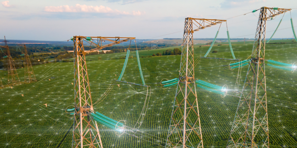 송전선으로 연결된 송전탑 사진