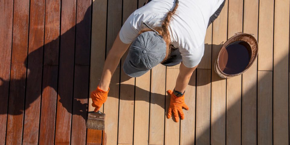 나무 바닥에 보호제를 칠하는 사람 사진